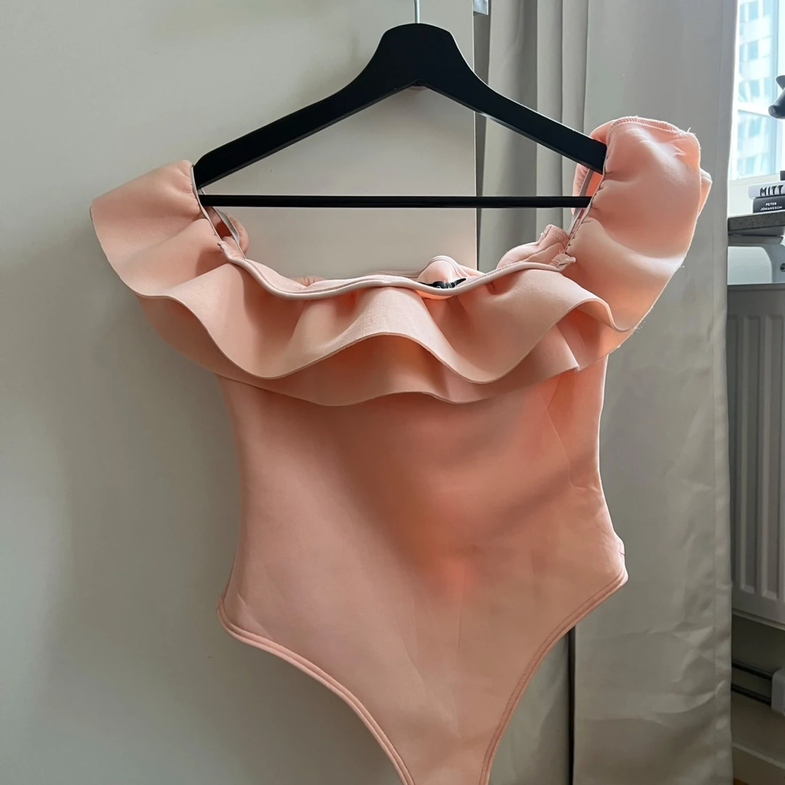 Rosa offshoulder bodysuit med volang - 91