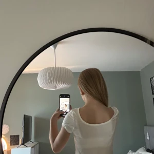 Tunn vit tröja med en liten urringning på ryggen - En vit tunn tröja med en liten urringning på ryggen från Cubus i storlek 134-140