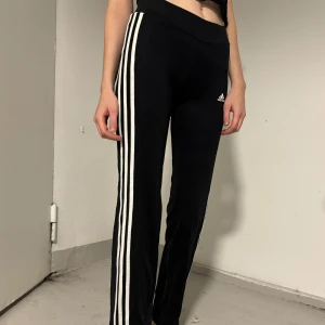 Adidasbyxor - Adidasbyxor med bootcut🖤 Midjemått: 64cm Innerbenslängd 78cm Stretchiga  Kan mötas upp i Stockholm🖤
