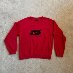 Vintage Nike Sweatshirt!  - Säljer en röd vintage Nike Sweatshirt! (äkta!) 🤩   Storlek M (liten i storleken, passar S)   Ny pris 600 kr!! 