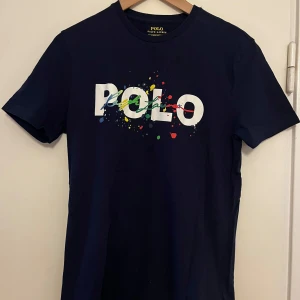 Polo Ralph Lauren t-shirt - Marinblå Polo Ralph Lauren t-shirt Sparsamt använd och i fint skick  