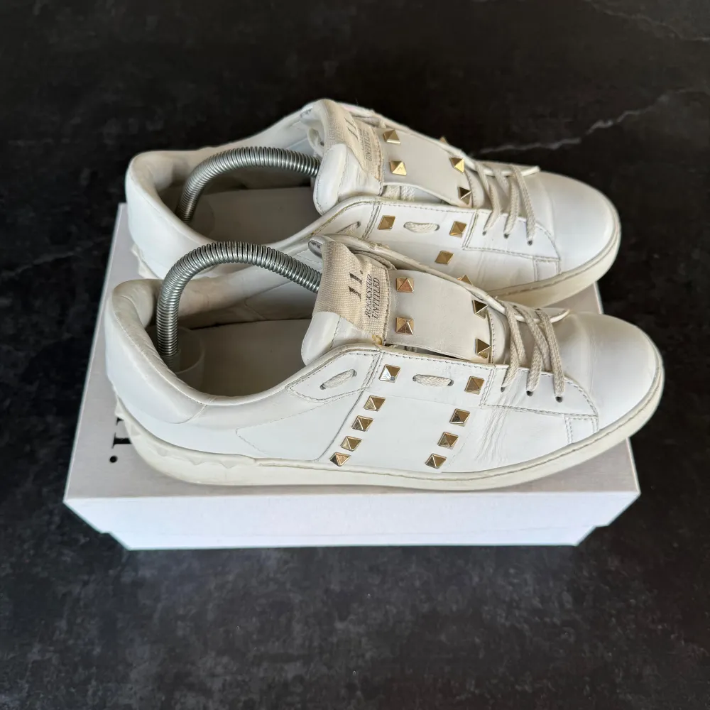 Valentino Rockstud sneakers | Jättefint skick | Sitter sanningsenligt i storleken | Nypris: 6499 kr | Ingår: Valentino dustbag | Frakt spårbart via Postnord eller Instabox, där köparen betalar | Tveka inte att höra av dig vid frågor📩. Skor.