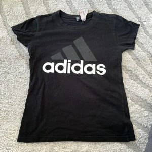 Adidas tröja - .