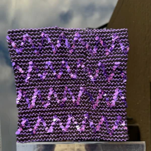 Lila paljetttopp. Strapless 💜 - Supercool top svart botten med lila paljetter. Ca 26x28cm. Stretch. Passar XS-S. Den har ett zigzag-mönster som verkligen fångar ljuset och ger en glittrig effekt. Perfekt för en utekväll eller fest! Från Engla d. Hämtas på Hägerstensåsen eller ök 💜