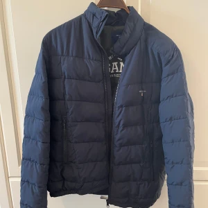 Gant jacka - Gant jacka i storlek M i bra skick. Använd några enstaka gånger, lite för stor