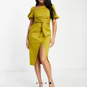 Oanvänd midiklänning från Asos - Midiklänning från Asos, oanvänd i storlek S/36. 