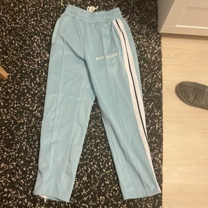 Palm angels byxor - Snygga palm angels byxor Använt under sommaren men är för små nu  Bra skick, någon liten fläck som knappast syns. Pris kan diskuteras 