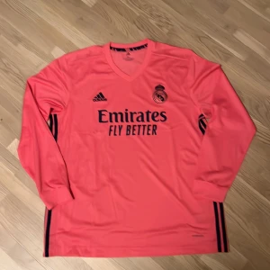 Real Madrid - Långarmad Real Madrid tröja va för stor för mig den är bara använts en gång.