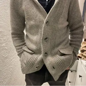 Väldigt skön cardigan, kommer från Hm och är i 9/10 skick inte använt den så mycket. När jag köpte varan kostade den 300 kr ungefär. Storlek M (sitter lite stort)