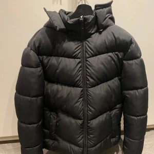Vinterjacka  - Tjock vinterjacka från asos. Använd 2 gånger. Inga tecken på användning.