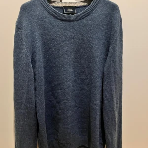 Cashmere tröja - Tja! Säljer denna cashmere tröjan till ett riktigt bra pris. Storlek M men passar även S. skick 6/10 då de finns en liten defekt på ena armen. Pris kan diskuteras vid snabb affär.