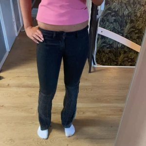 Svarta lågmidjade bootcut jeans  - Säljer dessa super coola svarta lågmidjade bootcut jeansen skriv gärna om ni är intresserade eller undrar något 💕