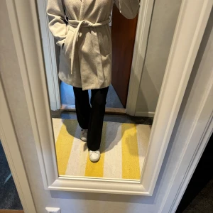 Kappa från Nelly - Snygg beige kappa från Nelly. Perfekt nu till höst och vår, använd några få gånger. Storlek S, 100kr