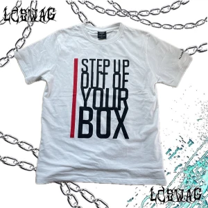 Number (N)ine x Marlboro - Helt oanvänd tshirt, tillåmed lapparna finns kvar på den😭💯 fet snygg och billig🎖️condition 10/10. Längd 66cm Bredd 51,5cm Axelbredd 44,5cm Ärmlängd 22,5cm🍃 Hmu för frågor💥