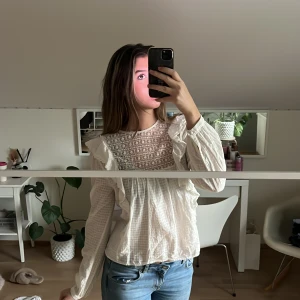 Zara blus - Jätte söt Zara blus med fina broderier 💕(lite skrynklig på bilden men finare strykt😅)