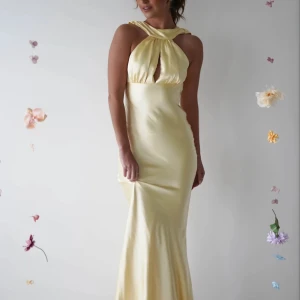 Citron gul klänning från Oh Hello Clothing  - Lauryn Halter Neck Maxi Dress 