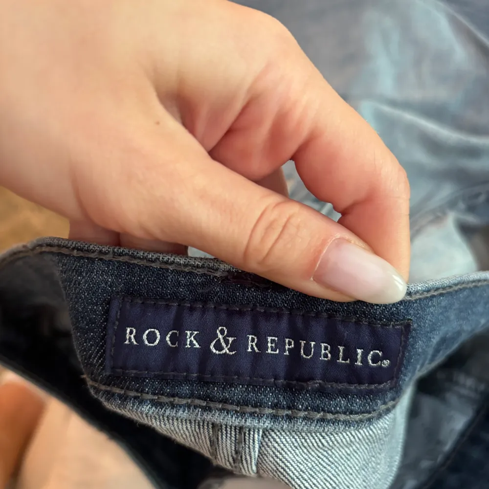 Super fina jeans från rock and republic! Midjemått rakt över: 39cm.  Innerbenslängd: 81 cm. Inge defekter. Pris kan diskuteras vid snabb affär⭐️. Jeans & Byxor.