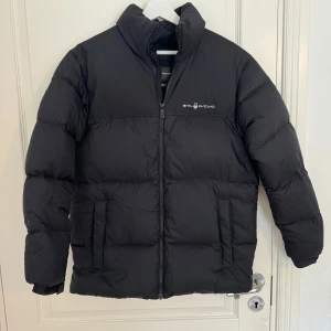 Sail racing jacka  - Säljer denna sail racing vinterjacka utan luva i bra skick , använd 2 gånger , storlek  176 som är typ S