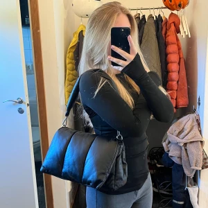 Väska - Skitsnygg väska men som tyvärr inte kommer till användning!❤️