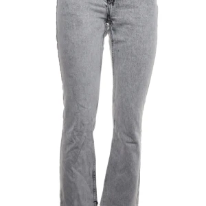 Zara jeans - Ett par mörk gråa Zara jeans med slit där ner och lite bootcut/ vida ner till. Passar både 36 oxh 38 eftersom att de är lite stretchiga🩶