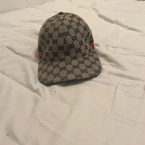 Gucci canvas blå - Säljer min Gucci keps för att den inte kommer till användning. Byten kan göras.  Priset kan diskuteras!