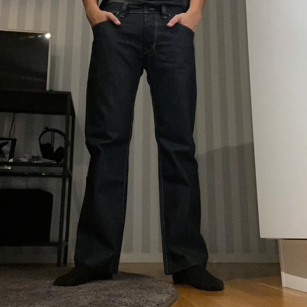 Säljer dessa snygga samt oanvända Disel Larkee jeans. Jeansen har bra passfrom (jag är 187cm & 73kg).. Jeans & Byxor.