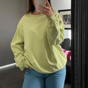 Levis sweatshirt - Tröja från levis i en så fin grön färg. Kommer tyvärr inte till användning. 