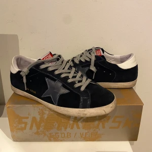 Golden Goose Superstar Blue Suede - Säljer dessa asfeta Golden Goose skor i storlek 43! Köpte skorna från Lyst och har vart sparsamt använda sen dess. Skicka ett meddelande vid intresse eller andra eventuella funderingar!