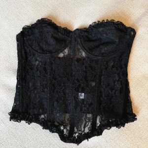Korsett i spets - Korsett i spets. Storlek 75B. Jätte snygg att ha på fest❤️‍🔥