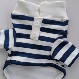 Hundkläder  - Till en liten hud vid 5-7kg. Nästan helt ny, inga fläckar, inga problem, den är tvättad och om du köper från mig mer än en sak så kommer frakten vara 1.Jag säljer det för samma pris jag köpte det, och jag har 4 andra hundkläder om man vill köpa fler.