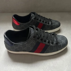 Gucci ace gg supreme skor - säljer nu dessa riktigt schyssta och eftertraktade skor ||  || storlek uk 8 = 42  || skicket är 9,5/10 || vid köp medkommer två dustbags, boxen och kuvert!!  hör av er vid intresse! ( PRISET ÄR EJ HUGGET I STEN ) 