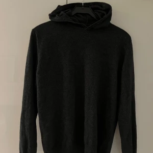 Oscar Jacobson hoodie - Säljer denna feta Ull & Kashmir hoodien från Oscar Jacobson. Den är använd 1 gång och är i storlek S. Ny pris 1599 kr 