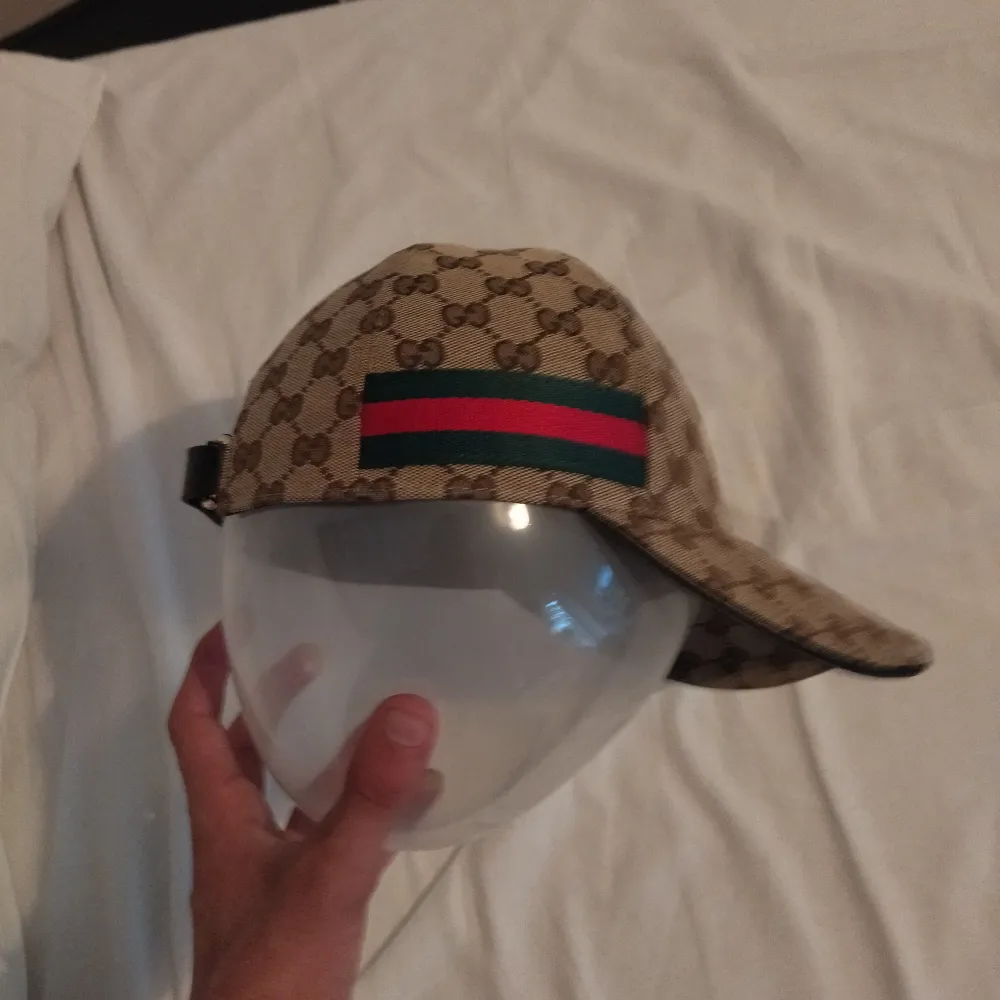 Väldigt ny Gucci keps inga skador skriv för mer bilder . Accessoarer.