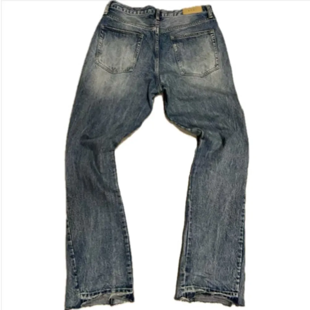 Säljer ett par blå jeans från mnml i storlek 32. De har en slitning på ena knät och ett flare nedtill. Jeansen är tillverkade i 100% bomull. Köpta för runt 1200kr från USA. Skicket skulle jag säga är 8/10 eftersom jag har använt de ett par gånger.. Jeans & Byxor.