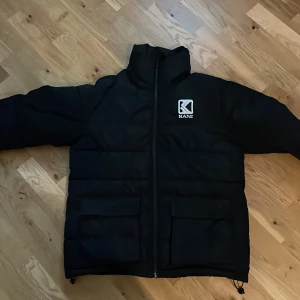 Karl kani puffer jacket  - Karl kani puffer jacket perfekt för vintern håller dig varm  Storlek M  500kr
