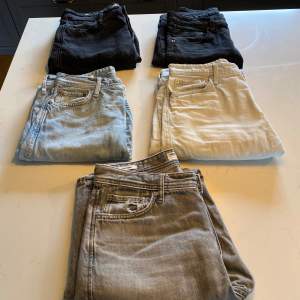 Säljer dessa oerhört snygga och trendiga jeans i olika storlekar! Skriv för storlek och fler bilder! Sitter som slim/regular. Nypris: 599:- Mitt pris: 149:- styck! Priset kan eventuellt diskuteras vid snabb affär! Mvh MärkesBoxen 