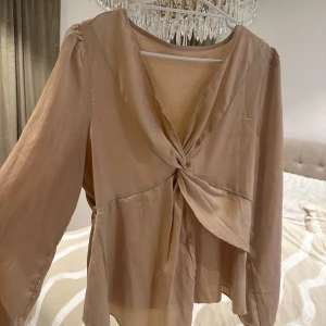 Blus - Super söt blus som är knappt använd inga defekter helt ren💓