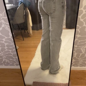 Gråa jeans - Hej säljer nu dessa snygga jeans från bikbok pga att dom inte kommer till användning längre, dom är i storlek 27, låga i midjan💕💕nypris ca 700 kr