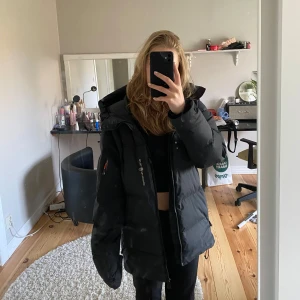 Sail Racing jacka  - Supervarm jacka som passar så bra till vintern. Den är stl S, killmodell. Fint skick förutom det ihopsydda jacket på nedre ryggen men som inte syns tydligt, syns på sista bilden🩷