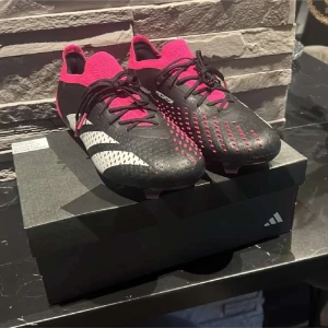 Adidas fotbollskor - Säljer dessa Adidas predator accuarcy.1 i storlek 42. Använda endast 2-3 gånger. Säljer då dessa inte faller mig i smaken. Hör av er vid funderingar. Pris kan ev diskuterars.