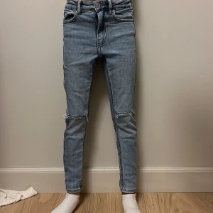 Jeans - Jeans med snygga hål på knäna Inte så mycket använt