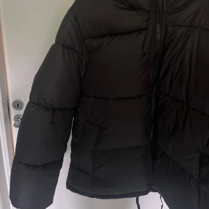 Svart vinterjacka  - Helt oanvänd, nyskick, slutsåld
