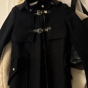 Zara Kappa - Täcken på användning men sitter super snyggt på och passar till allt, den slutar precis under rumpan 