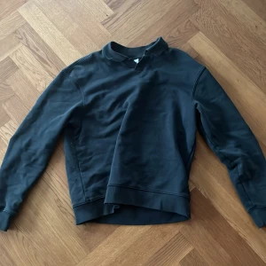 Sweatshirt med krage - En sweatshirt med krage från zara i en riktigt snygg mörk grön färg och som är i storlek S