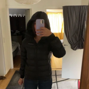 Svart dunjacka från Peak Performance - Säljer en svart dunjacka från Peak Performance. Köparen står för frakt osv, säljer då den är för liten, bra skick, varm och skön😊
