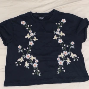 Flower top - Loose black top with floral details