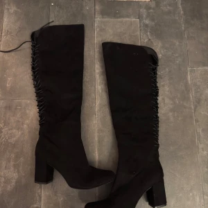 Knähöga boots - Stl 39, aldrig använda. Normala i storleken  .