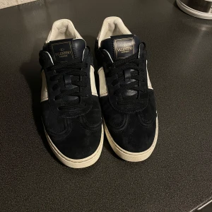 Valentino Flycrews - Säljer dessa riktigt feta Valentino Flycrews i marinblå mocka. De är i  storlek 39 men passar som 40/41. Är i 8/10 skick och har lite slitage på båda sulorna, hör av er vid frågor. Pris kan diskuteras vid snabb affär💯