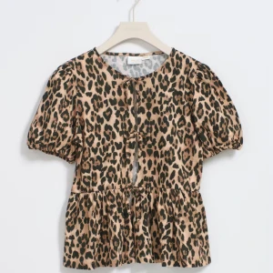 Gina leopard blus - Nästan helt oanvänd leopard blus från Gina tricot!😍 Är i storlek 146-152 och säljer för att den inte kommer till användning. Tveka inte att skriva vid frågor🥰