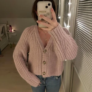 Stickad tröja - Superfin rosa stickad tröja som bara testats på. Köpt för några månader sen för 399kr. Skriv privat för fler bilder, pris kan diskuteras🩷